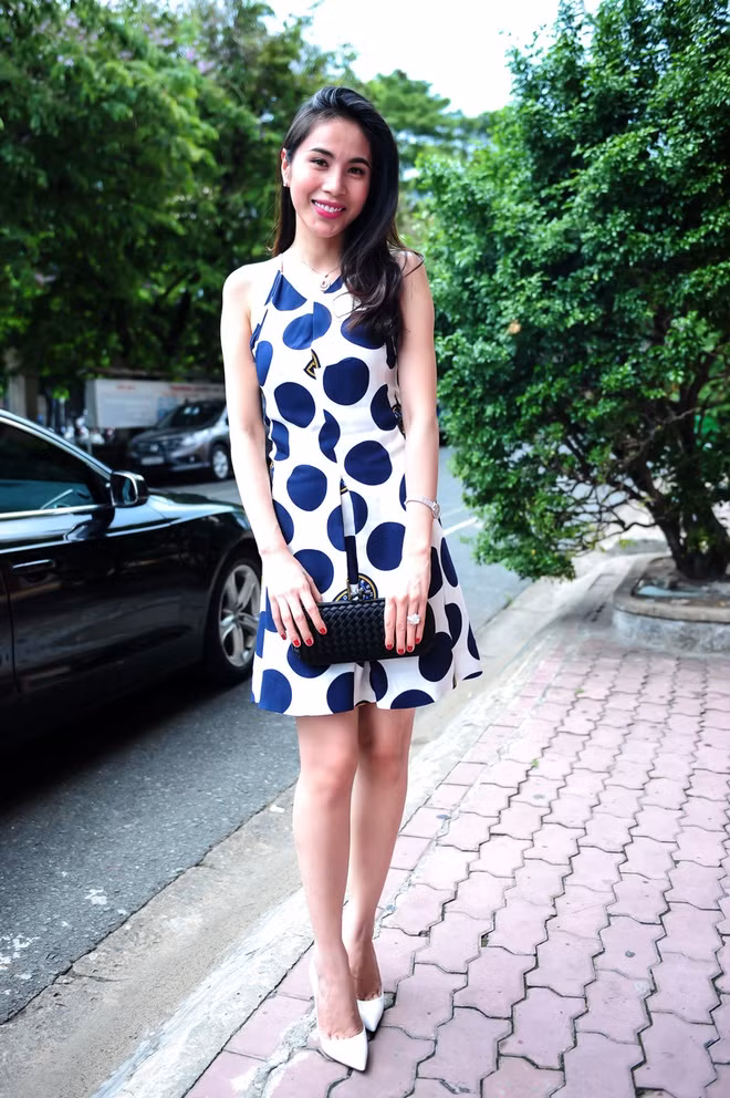 Năm 2015, Thủy Tiên gây chú ý với set đồ hiệu trị giá khoảng 1,5 tỷ đồng gồm váy Kenzo 15 triệu, giày Christian Louboutin 20 triệu, clutch Bottega Veneta 60 triệu, đồng hồ gắn kim cương 705 triệu, dây chuyền 582 triệu, hoa tai gần 85 triệu. Ảnh: Zing