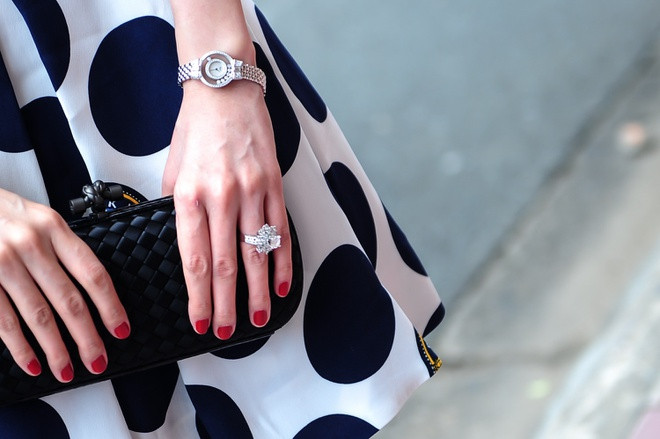 Chiếc nhẫn cưới kim cương của nữ ca sĩ cũng từng được tiết lộ với giá khoảng vài trăm triệu đồng. Ảnh: Zing