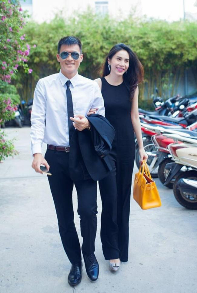 Chiếc túi Hermes vàng nổi bật trên tay Thủy Tiên có giá khoảng 440 triệu đồng. Ảnh: Saostar