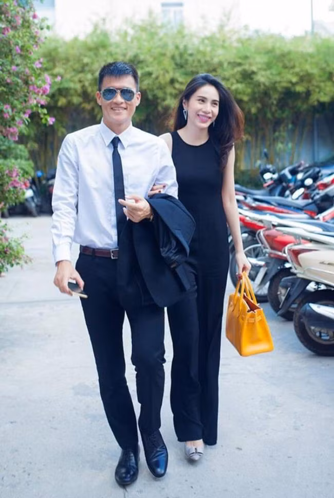 Chiếc túi Hermes vàng nổi bật trên tay Thủy Tiên có giá khoảng 440 triệu đồng. Ảnh: Saostar