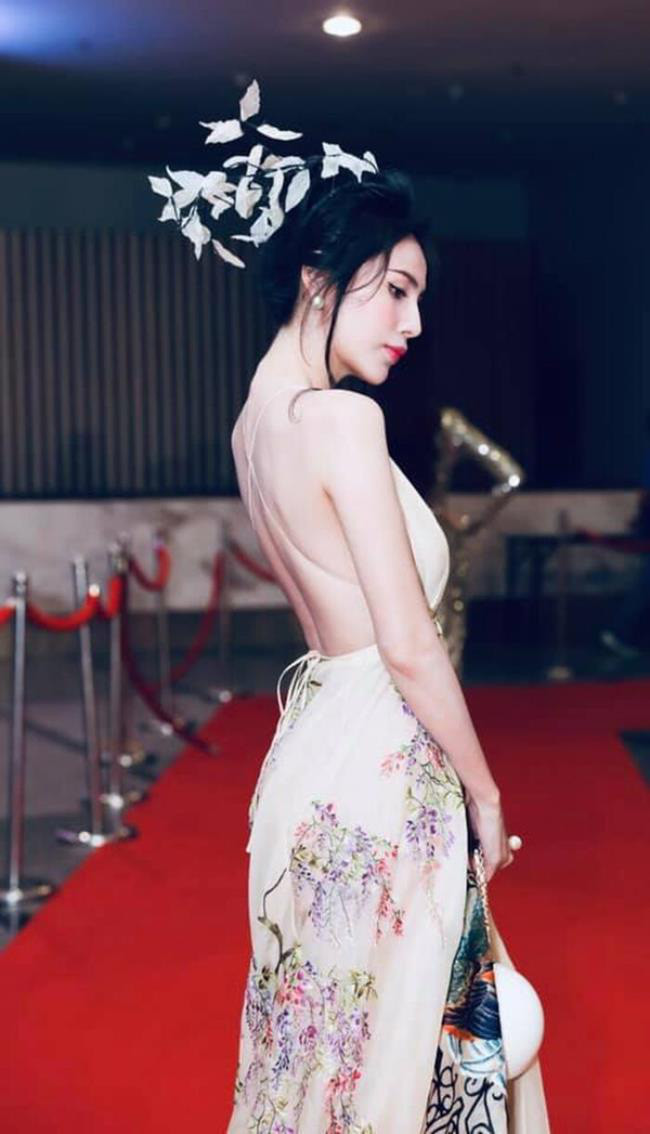 Ngoài ra, Thủy Tiên còn sở hữu cho riêng mình bộ sưu tập túi xách hàng hiệu “khủng”. Chiếc túi Chanel trong hình có giá từ 250 - 300 triệu đồng. Ảnh: Dân Việt