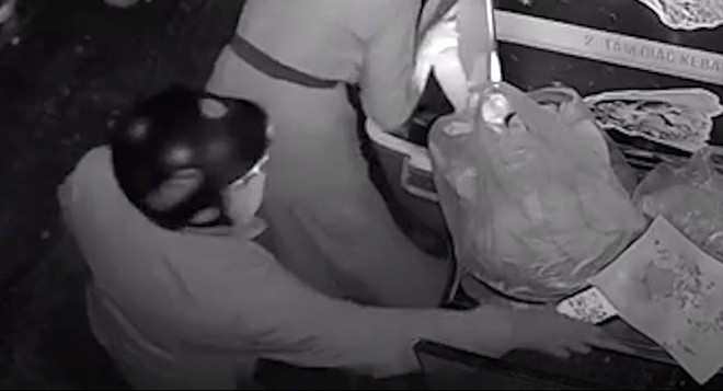 Dung dien thoai trom cap di lua hang chuc trieu