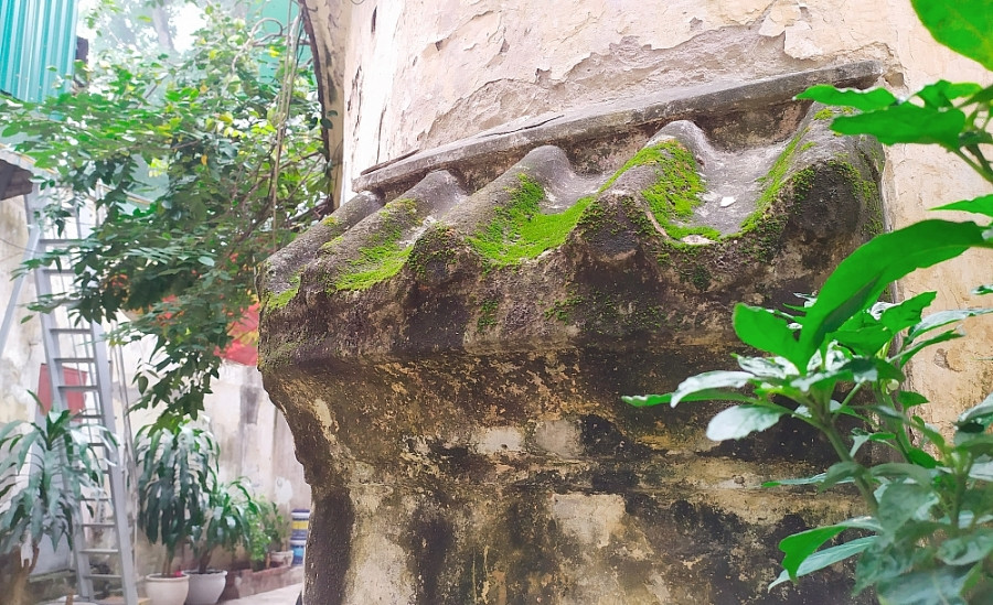 Trải qua hàng trăm năm, bên ngoài bức tường đã rêu phong. Ảnh: Lao động thủ đô.