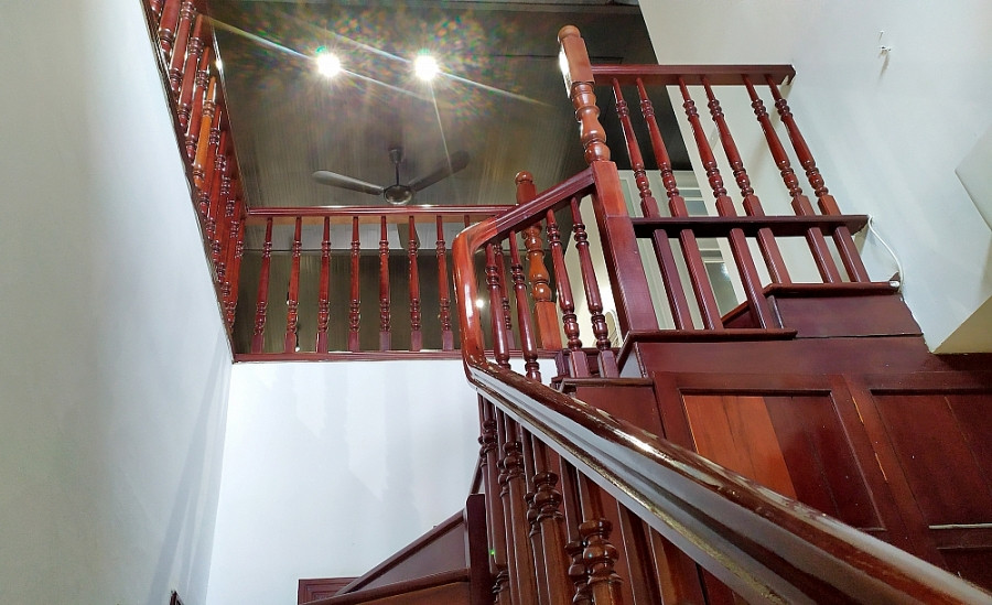 Cầu thang bằng gỗ lim trải qua trăm năm vẫn không bị mối mọt. Ảnh: Lao động thủ đô.