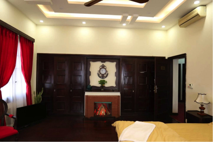 Các phòng đều có lò sưởi và tủ âm tường. Ảnh: Công luận