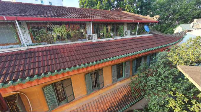 Vua Bảo Đại nổi tiếng là người sở hữu nhiều dinh thự xa xỉ bậc nhất trên khắp cả nước từ Bắc đến Nam. Một trong số đó là dinh thự có địa chỉ tại phố Ngọc Hà (Hà Nội), được xây dựng từ năm 1911 (cùng thời điểm Pháp xây dựng Nhà Hát Lớn tại Hà Nội). Ảnh: Công luận.