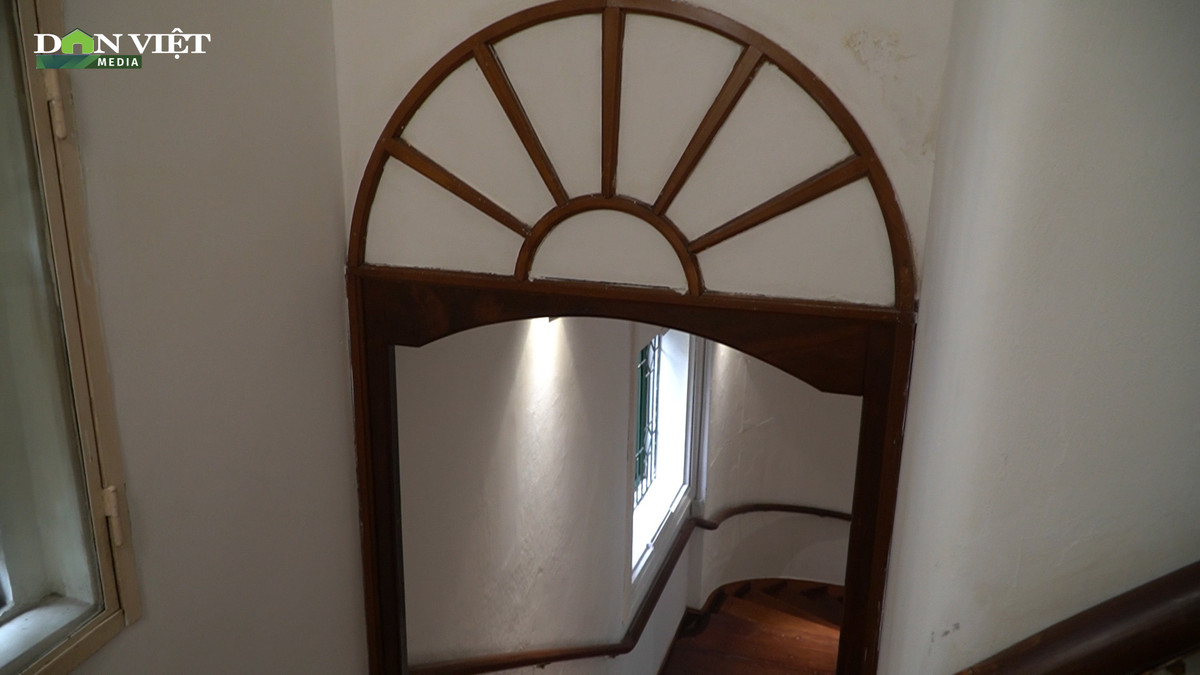 Bên trong dinh thự cổ lại hoàn toàn theo phong cách phương Tây. Ảnh: Dân Việt.