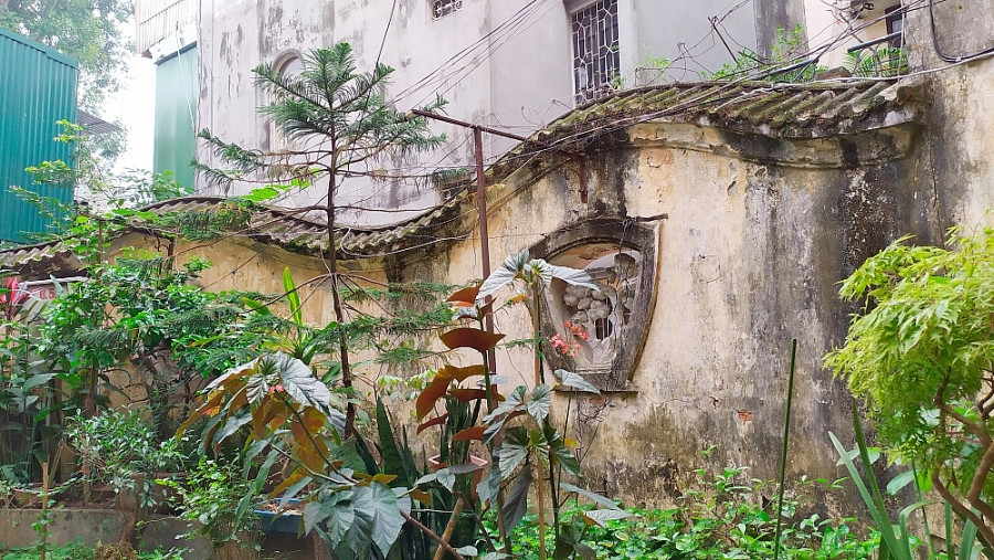 Bức tường bao quanh dinh thự uốn lượn hình con rồng. Ảnh: Lao động thủ đô.