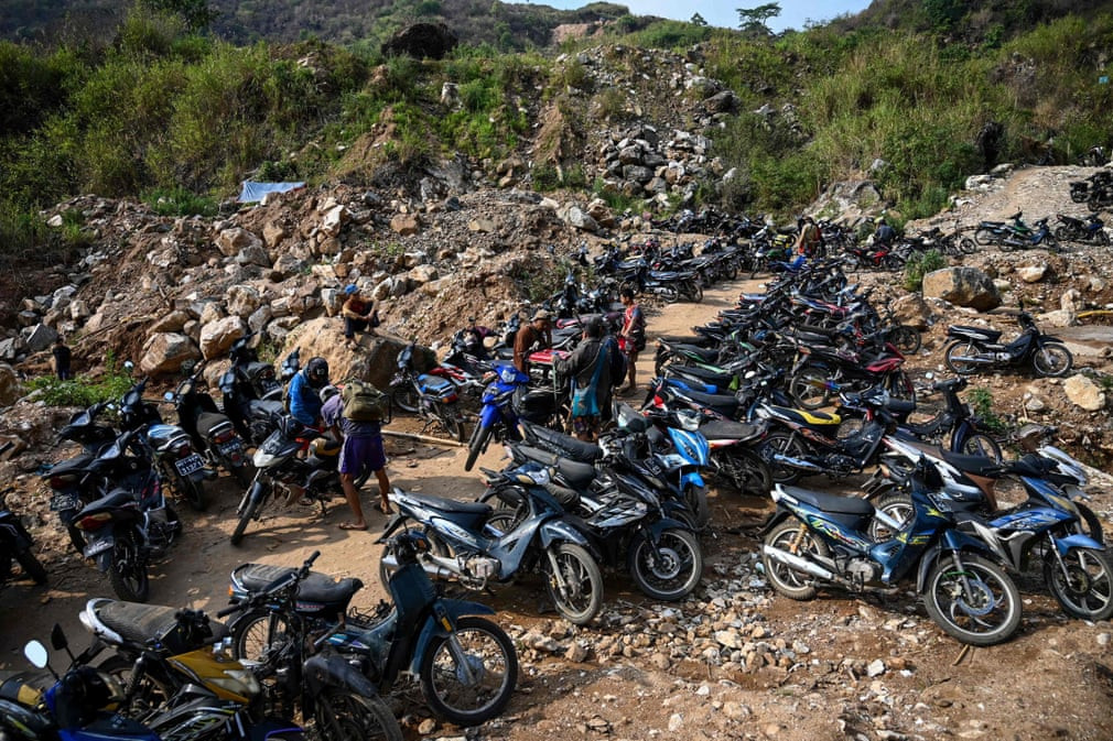 Những người thợ đến công trường khai thác đá quý bằng xe máy.