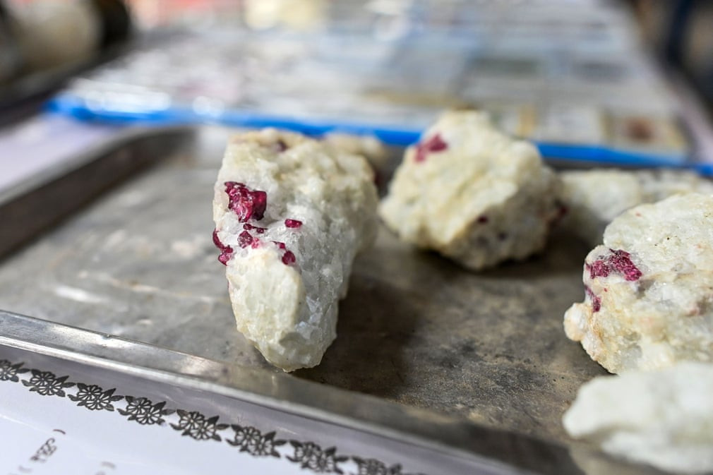 Những viên hồng ngọc thô sơ được bày bán tại chợ.