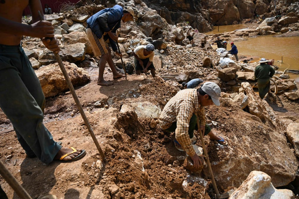 Tất cả đều làm việc với những dụng cụ rất thô sơ.