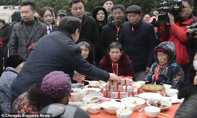 Triệu phú này đã tặng khoảng 9 triệu nhân dân tệ tiền mặt cùng các thiết bị điện tử như điều hòa, tủ lạnh và tivi trị giá 3 triệu nhân dân tệ. Ảnh: Hongxing News.