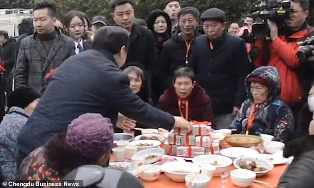 Triệu phú này đã tặng khoảng 9 triệu nhân dân tệ tiền mặt cùng các thiết bị điện tử như điều hòa, tủ lạnh và tivi trị giá 3 triệu nhân dân tệ. Ảnh: Hongxing News.