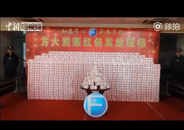 Ông chủ một công ty ở tỉnh Cam Túc, phía tây bắc (Trung Quốc) đã chia từng cục tiền cho các nhân viên tới tham gia tiệc cuối năm. Ảnh: China News.
