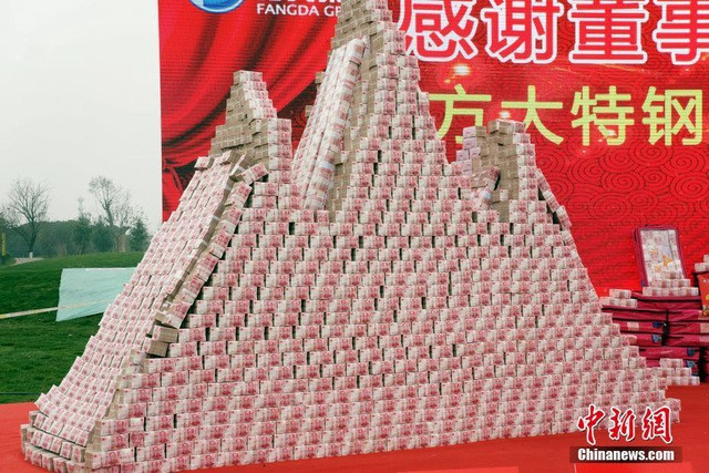 Công ty thép Changyi ở tỉnh Giang Tây cũng đã hào phóng chi 46 triệu USD thưởng tết cho 5.000 nhân viên. Số tiền này đã được xếp như những núi tiền. Ảnh: China News.