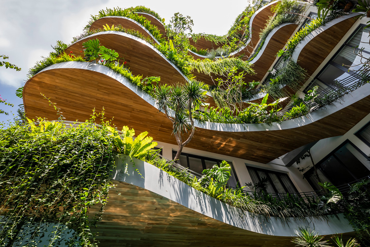 Để tạo điểm nhấn, kiến trúc sư tìm cách phá bỏ những đường nét thô cứng của mặt tiền bằng bê tông trước đó, biến chúng thành một ốc đảo xanh trong thành phố đông đúc với những đường uốn lượn mềm mại.