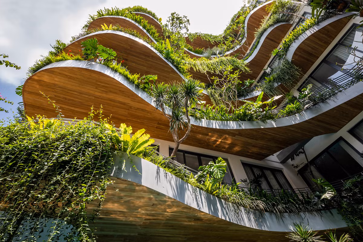 Để tạo điểm nhấn, kiến trúc sư tìm cách phá bỏ những đường nét thô cứng của mặt tiền bằng bê tông trước đó, biến chúng thành một ốc đảo xanh trong thành phố đông đúc với những đường uốn lượn mềm mại.