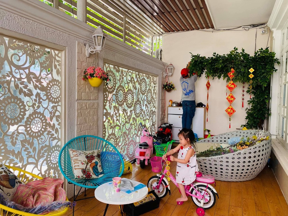 Các câu chúc Tết được treo khắp nơi trong biệt thự của Vy Oanh.