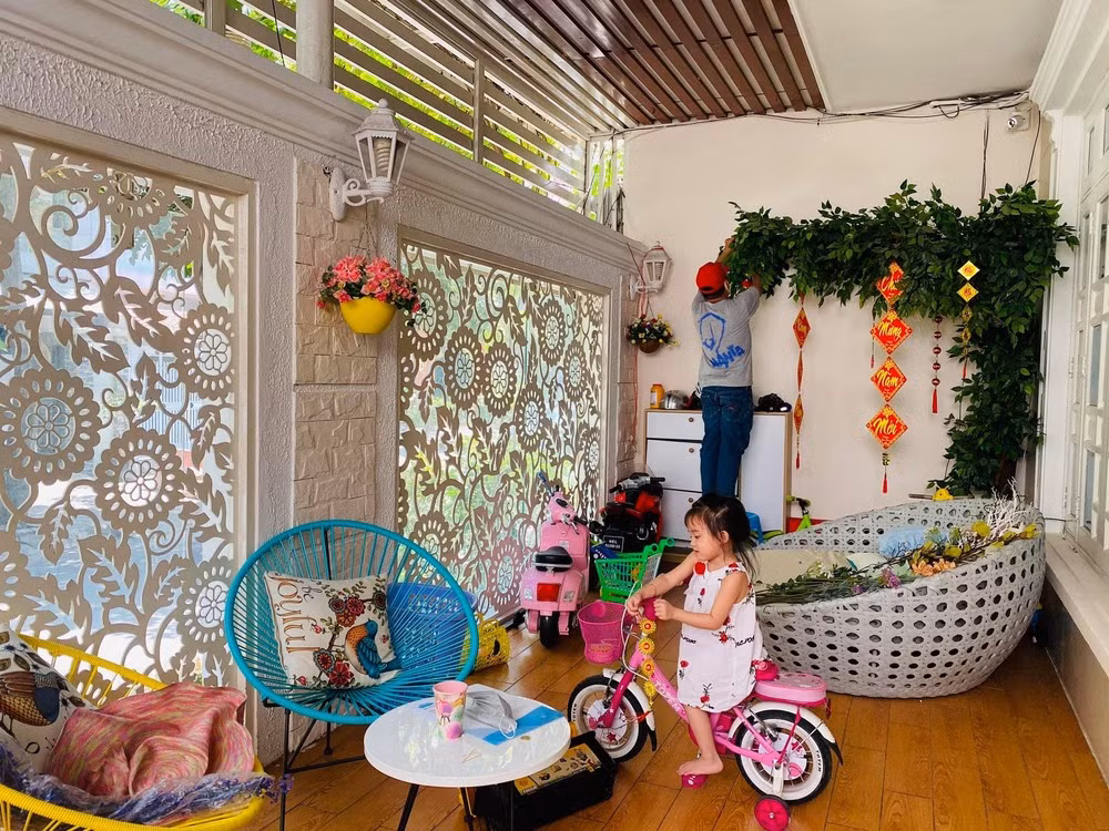 Các câu chúc Tết được treo khắp nơi trong biệt thự của Vy Oanh.