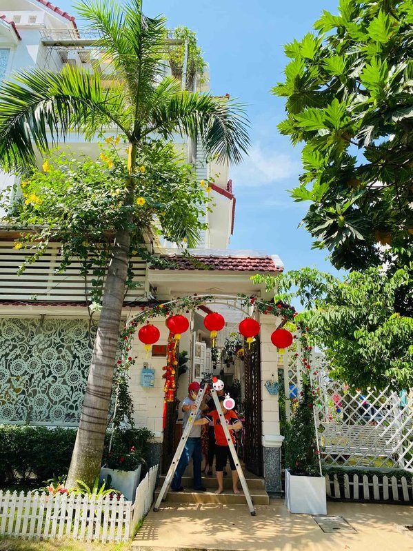 Mới đây, trên trang cá nhân ca sĩ Vy Oanh chia sẻ loạt ảnh trang trí nhà chuẩn bị đón Tết Nguyên đán.