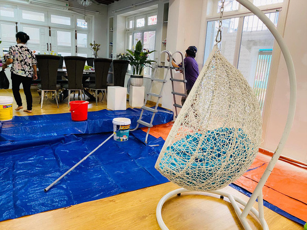 Bên trong nhà cũng được dọn dẹp, sửa sang lại.