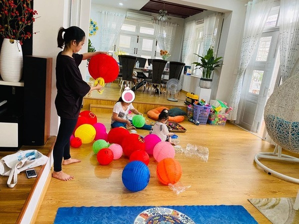 Lồng đèn nhiều màu sắc được trang trí từ trước sân đến phòng khách.