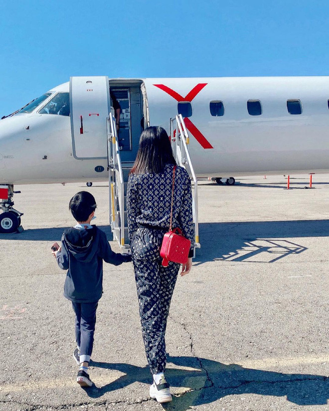 Người đẹp còn thường xuyên du lịch khắp thế giới bằng chuyên cơ riêng của gia đình.