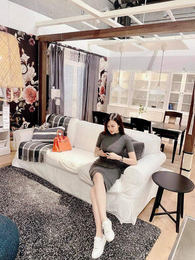 Hiện tại, Lan Phương sống trong căn biệt thự hoành tráng như lâu đài trị giá tới 750 tỷ cùng gia đình chồng.