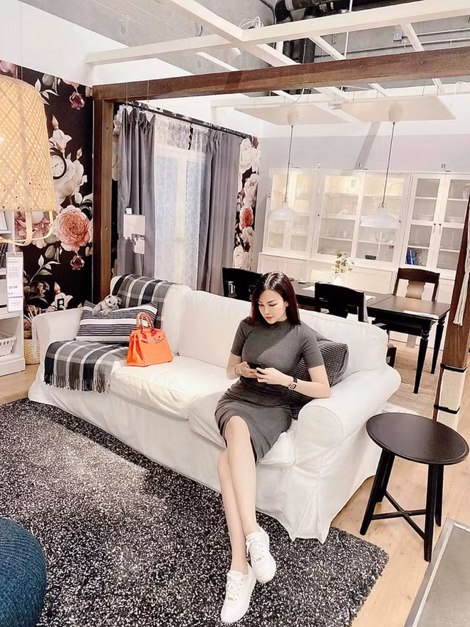 Hiện tại, Lan Phương sống trong căn biệt thự hoành tráng như lâu đài trị giá tới 750 tỷ cùng gia đình chồng.