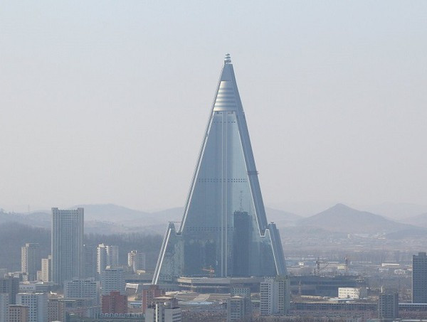 Bắt đầu xây dựng vào năm 1987, khách sạn Ryugyong được thiết kế để trở thành một kiệt tác ấn tượng: tòa nhà cao hơn cả tháp Eiffel với 3.000 phòng và 5 nhà hàng xoay. Tuy nhiên, nhiều thập kỷ sau, khách sạn này vẫn chưa thể mở cửa đón du khách.
