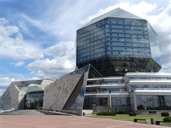 Bao gồm 8 tam giác và 18 hình vuông, thư viện quốc gia tại Minsk (Belarus) ốp toàn bộ bằng kính 23 tầng này là một cơn ác mộng hình học.