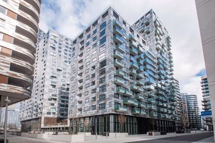 Lincoln Plaza tại London (Anh) giành chiến thắng tại Carbuncle Cup 2016, một "giải thưởng" kiến trúc được trao cho "tòa nhà xấu nhất Vương quốc Anh".