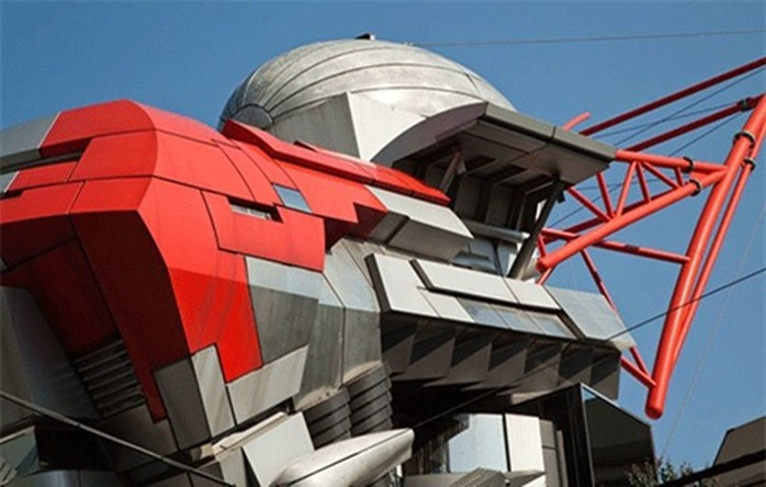 Theo trang web của trường Cao đẳng Kỹ thuật Aoyama tại Tokyo (Nhật Bản), tòa nhà bao gồm “các yếu tố kiến trúc thiết yếu như các hòm thư, bể nước, cột thu lôi... Một khối kiến trúc vô cùng lộn xộn”. Nguồn ảnh: BI.