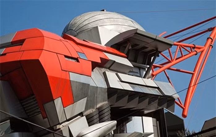 Theo trang web của trường Cao đẳng Kỹ thuật Aoyama tại Tokyo (Nhật Bản), tòa nhà bao gồm “các yếu tố kiến trúc thiết yếu như các hòm thư, bể nước, cột thu lôi... Một khối kiến trúc vô cùng lộn xộn”. Nguồn ảnh: BI.