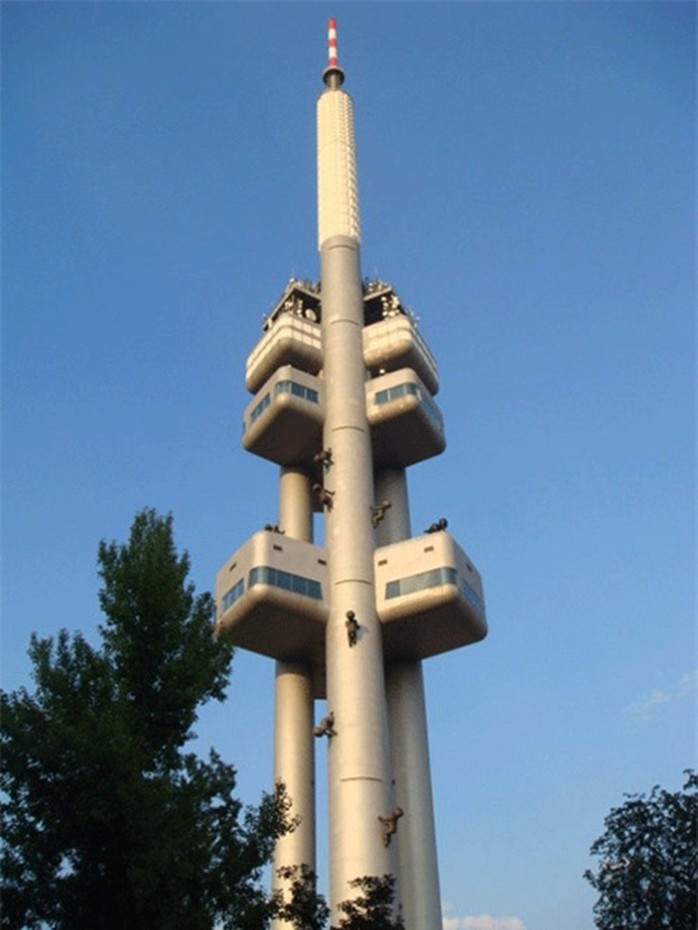 Theo đài CBC, Tháp Truyền hình Žižkov ở Prague (Cộng hòa Séc) được gọi là "tòa nhà xấu thứ hai trên thế giới".