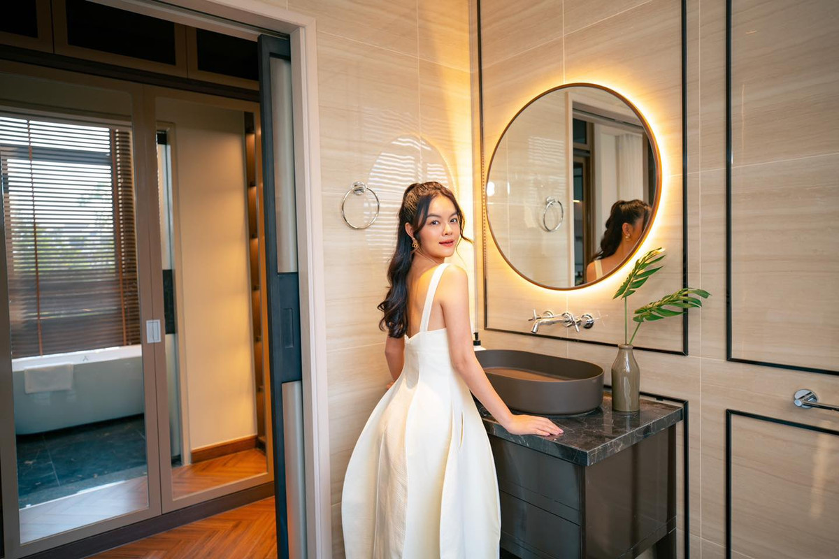 Phòng tắm thiết kế hiện đại chẳng kém khách sạn cao cấp.