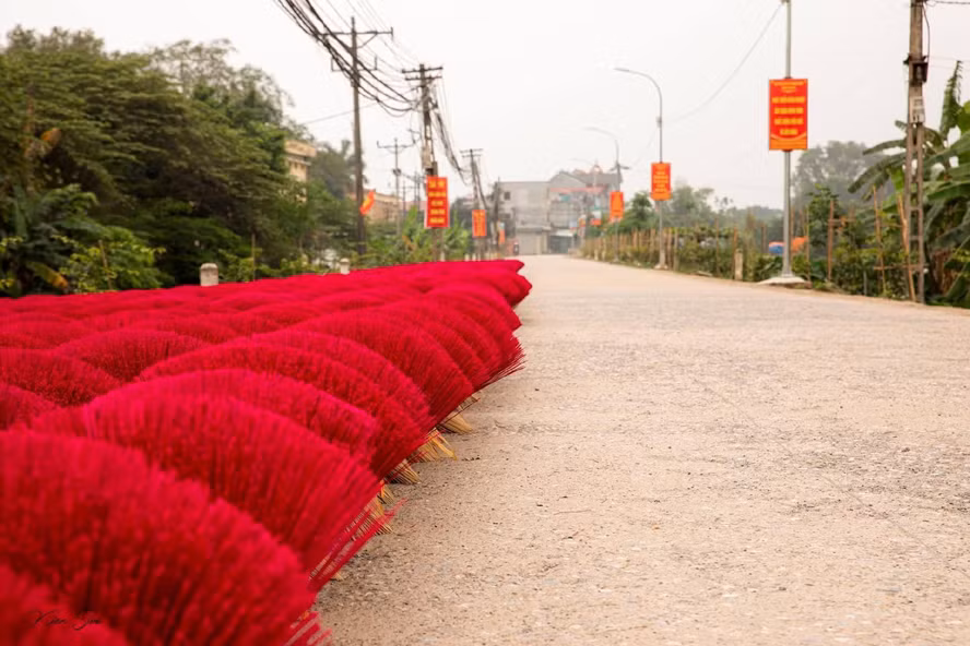 Quảng Phú Cầu (ứng Hòa, Hà Nội) nổi tiếng với làng nghề tăm hương truyền thống. Càng gần Tết Nguyên đán, không khí nơi đây càng trở nên nhộn nhịp. Ảnh: Hà Nội mới