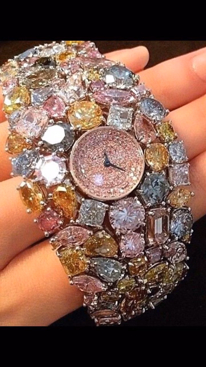 Là mẫu đồng hồ đắt nhất thế giới, món phụ kiện này được tạo ra từ những viên kim cương có màu sắc rất hiếm và lớn gắn vào dây đeo làm từ bạch kim.