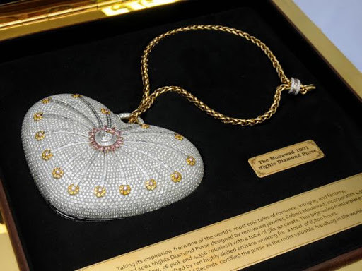 Chiếc túi “1001 Nights Diamond Purse” (3,8 triệu USD) hình trái tim do 10 nghệ nhân bậc thầy chế tác đã mất tới 8.800 giờ làm việc.