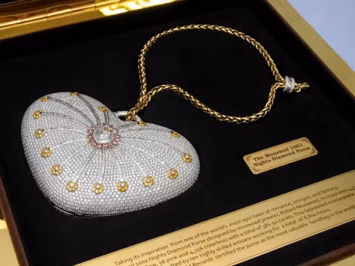 Chiếc túi “1001 Nights Diamond Purse” (3,8 triệu USD) hình trái tim do 10 nghệ nhân bậc thầy chế tác đã mất tới 8.800 giờ làm việc.