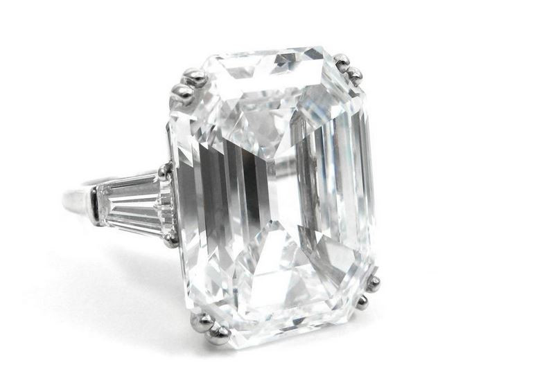 Nhẫn kim cương luôn là món quà xa xỉ không thể thiếu của giới nhà giàu trong dịp Valentine. Chiếc nhẫn kim cương ngọc lục bảo 22,91 Carat có giá gần 5 triệu USD được nhiều đại gia quan tâm nhất trong ngày lễ tình yêu.