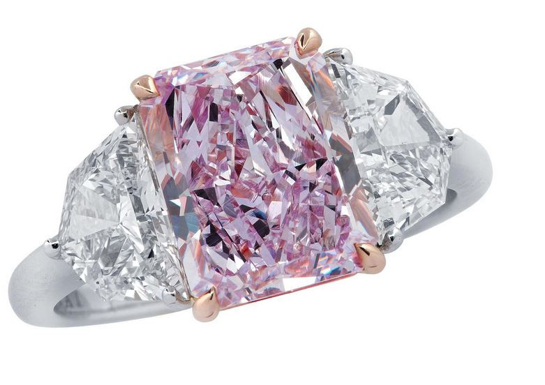 Nhẫn kim cương hồng tượng trưng cho sự lãng mạn, tình yêu nồng cháy, mang đến sự quý phái, sang trọng. Vì thế, kim cương hồng luôn là sự lựa chọn hàng đầu của các doanh nhân.