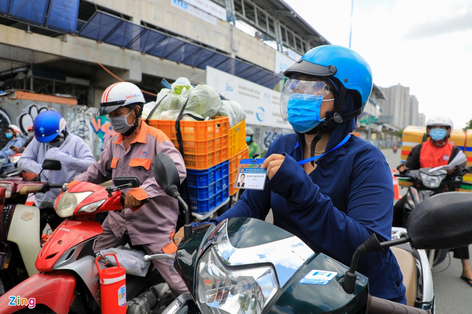 Theo ghi nhận của Zing vào ngày 2/8, đa số cán bộ, công nhân viên chức trên địa bàn TP.HCM đều chấp hành nghiêm túc việc đeo thẻ công chức, thẻ ngành hoặc mặc đồng phục khi di chuyển trên đường để các lực lượng tham gia phòng chống dịch dễ nhận diện. 