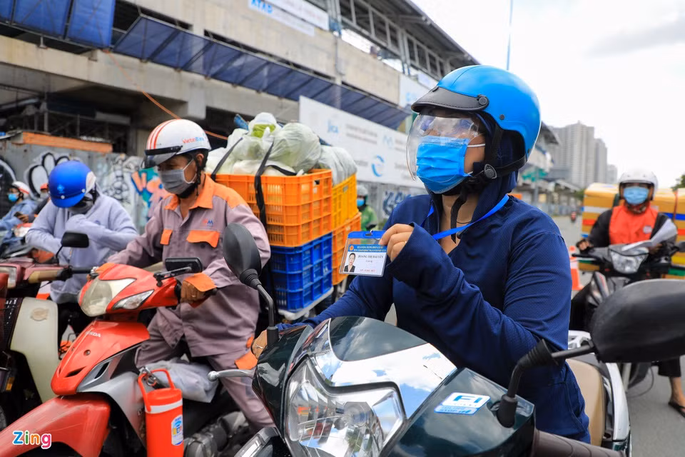 Theo ghi nhận của Zing vào ngày 2/8, đa số cán bộ, công nhân viên chức trên địa bàn TP.HCM đều chấp hành nghiêm túc việc đeo thẻ công chức, thẻ ngành hoặc mặc đồng phục khi di chuyển trên đường để các lực lượng tham gia phòng chống dịch dễ nhận diện. 