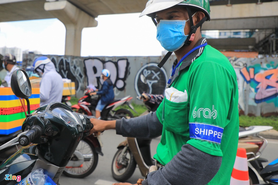 Theo quan sát của phóng viên, phần lớn shipper của các hãng như Gojek, Ahamove, Lalamove, Grab... đều chủ động đeo băng tay và thẻ để nhận diện.