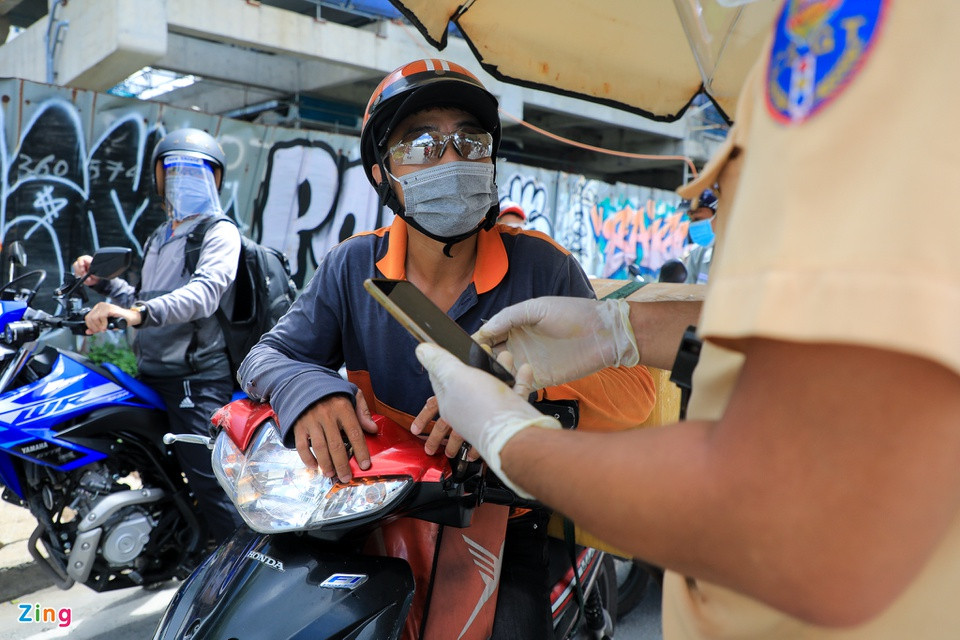 Tuy nhiên, vẫn còn mốt số ít trường hợp không xuất trình được bảng tên, băng tay nhận diện. Tại chốt kiểm soát trên Xa Lộ Hà Nội (TP Thủ Đức), tài xế giao hàng Hoàng Văn Thiện không có giấy tờ đầy đủ nên đã bị lực lượng chức năng yêu cầu quay đầu.