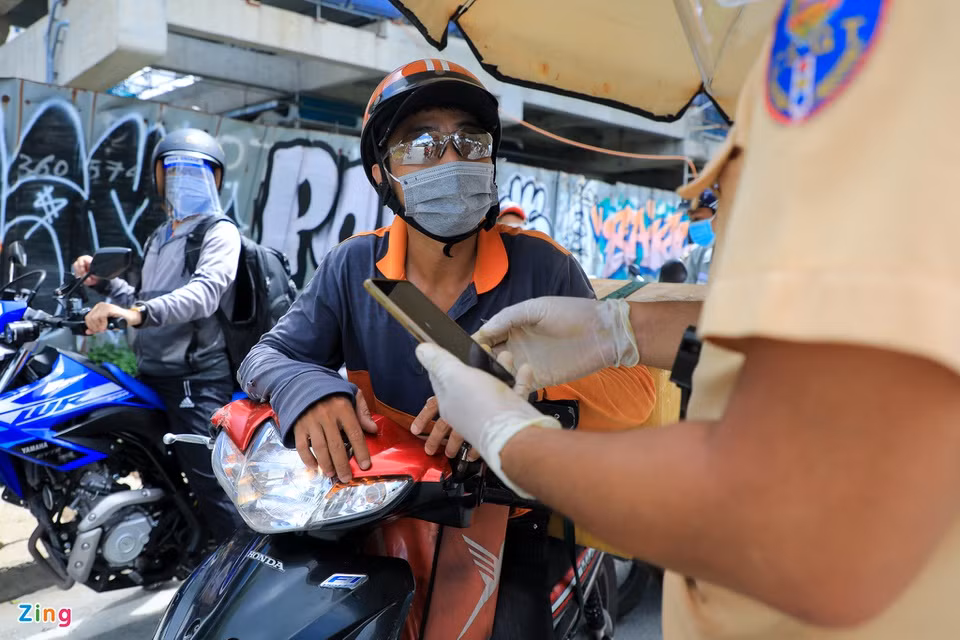 Tuy nhiên, vẫn còn mốt số ít trường hợp không xuất trình được bảng tên, băng tay nhận diện. Tại chốt kiểm soát trên Xa Lộ Hà Nội (TP Thủ Đức), tài xế giao hàng Hoàng Văn Thiện không có giấy tờ đầy đủ nên đã bị lực lượng chức năng yêu cầu quay đầu.