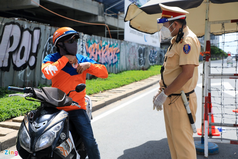 Tài xế Phạm Huy Cường dù xuất trình được bảng tên nhưng không có băng tay nhận diện cũng đã bị lực lượng chức năng nhắc nhở.