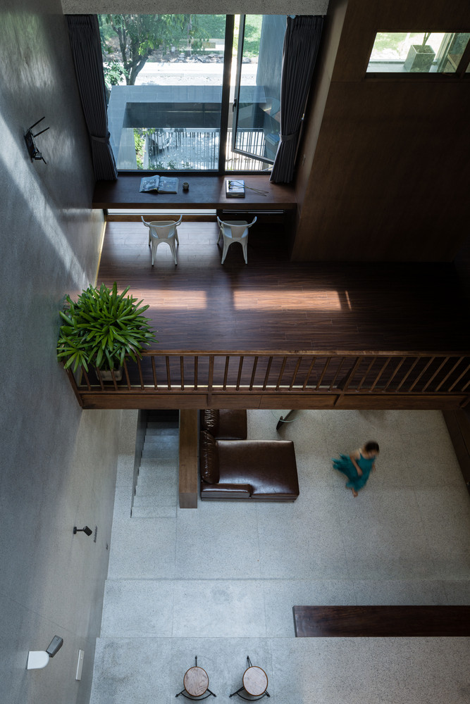 Các không gian phía trước và sau được kết nối với nhau bằng dãy cầu thang...