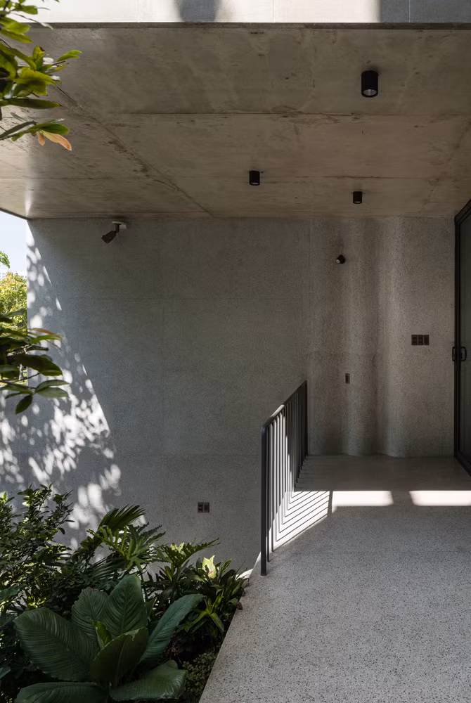 Sàn đá mài, trần bê tông, gỗ óc chó... được kết hợp với nhau một cách độc đáo...